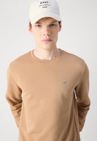 GANT SHIELD C NECK - Sweater - warm khaki