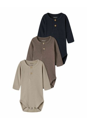 Trois bodies bébé à manches longues côtelés en beige, marron et bleu marine avec des boutons sur la poitrine et des fermetures pression en bas.
