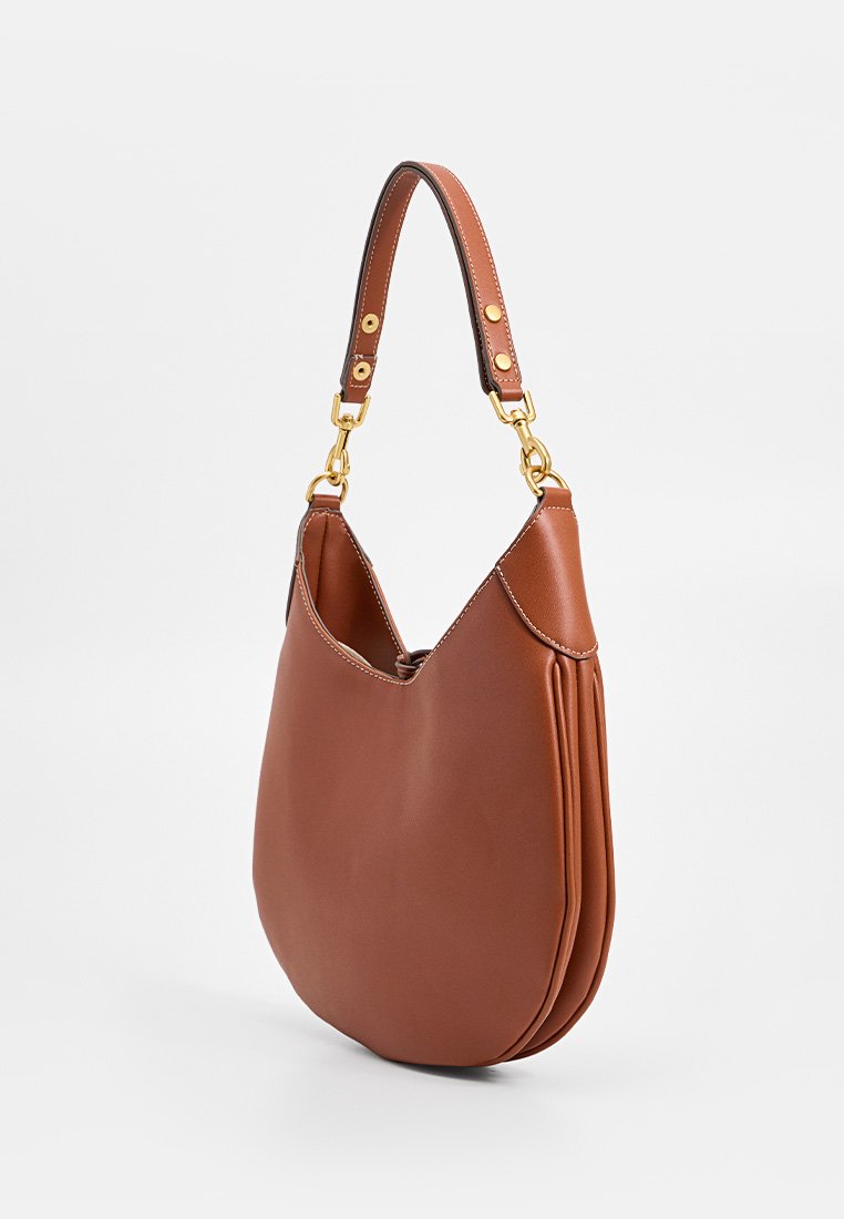 Braune Ledertasche mit geschwungener Form, goldenen Beschlägen und einem abnehmbaren Trageriemen mit kontrastierenden braunen Akzenten.