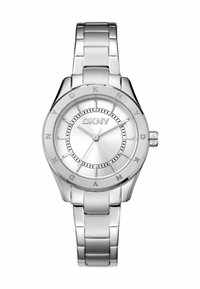 Zilveren horloge van roestvrij staal met een ronde kast, een getextureerde wijzerplaat en merknaam uurmarkeringen. Voorzien van een gepolijste armband met geborstelde schakels.