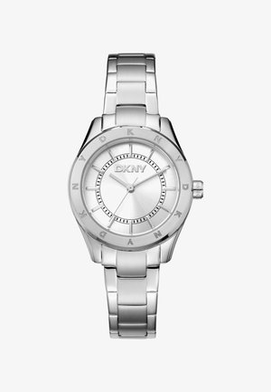 Silberne Edelstahl-Armbanduhr mit rundem Zifferblatt, geprägten Buchstaben, strukturiertem Zifferblatt und polierter Metallarmband mit Gliedern.