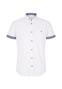 Camisa blanca de manga corta con cuello, puños de mezclilla, cierre de botones en la parte frontal y un bolsillo en el pecho. Presenta botones marrones y una textura suave.