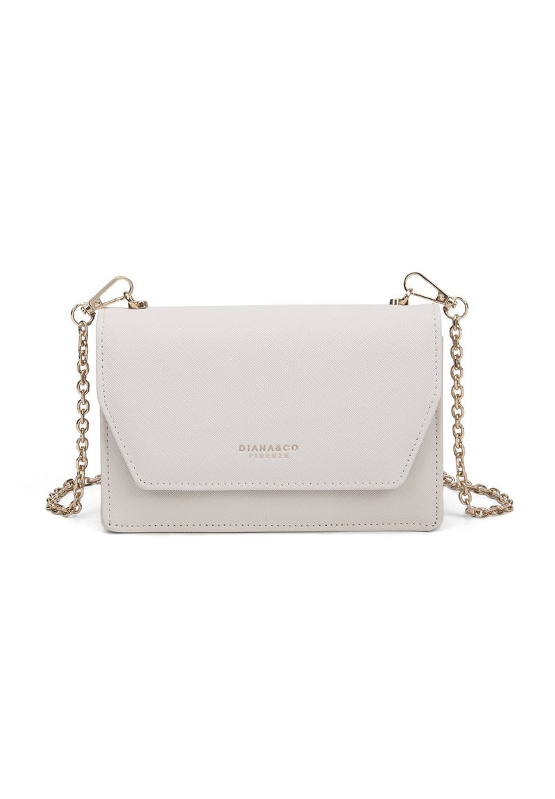 Borsa a tracolla rettangolare beige realizzata in materiale sintetico testurizzato, con tracolla in catena dorata e chiusura a pattina con logo in rilievo.
