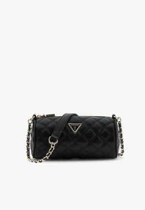 Sac cylindrique en cuir noir matelassé avec bandoulière en chaîne et plaque logo Guess à l'avant, fermeture éclair, et bandoulière amovible.