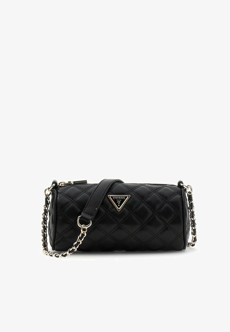 Sac cylindrique en cuir noir matelassé avec bandoulière en chaîne et plaque logo Guess à l'avant, fermeture éclair, et bandoulière amovible.
