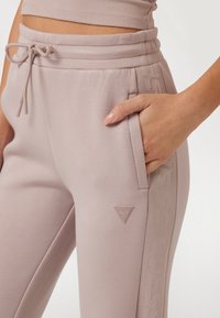 Guess MIT SEITLICHEM LOGO - Tepláky - rose