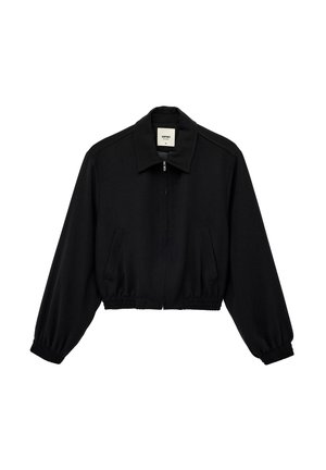 Zwarte jas met rits, kraag, elastische manchetten en zoom, en twee voorzakken met openingen, weergegeven op een witte achtergrond.