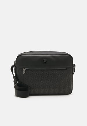 Schwarze synthetische Messenger-Tasche mit einem strukturierten geometrischen Muster, Reißverschlussverschluss und verstellbarem Tragegurt; mit Logodetail auf der Vorderseite.