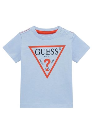 Lyseblå kortærmet T-shirt til småbørn med trekantet logo med rød kant, hvor der står "GUESS U.S.A." og et rødt spørgsmålstegn i midten.