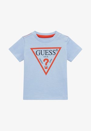 T-shirt azzurro chiaro a maniche corte per bambino, con logo a triangolo bordato di rosso con la scritta "GUESS U.S.A." e un punto interrogativo rosso al centro.