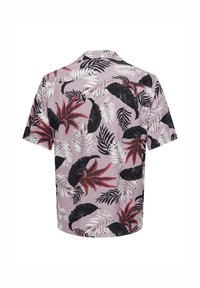 Camisa de manga corta y cuello en color púrpura claro con un patrón de hojas tropicales en rojo, negro y blanco. Tejido suave, corte relajado y detalle en el yugo trasero.