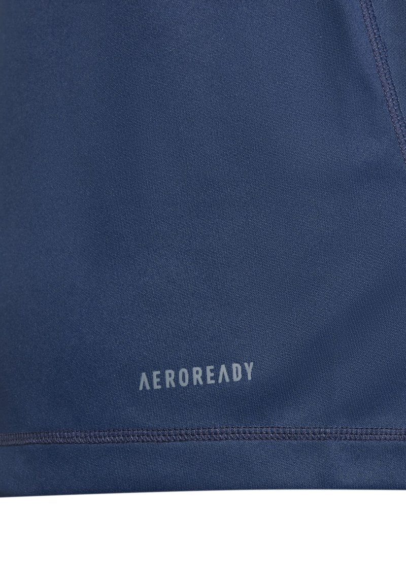 Marineblauer Sportstoff mit glatter Textur, versehen mit dem grauen "AEROREADY"-Logo. Nahtdetails entlang der Kanten verbessern die strukturelle Integrität.