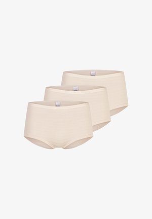 Drei nahtlose, beige High-Waist-Slips mit einem kleinen weißen Markenschild am Bund, gestapelt und versetzt auf einem weißen Hintergrund angeordnet.