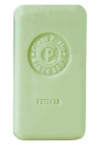 Grüne rechteckige Seife mit glatter Oberfläche, geprägt mit "Claus Porto," "Seit 1887" und "VETIVER" am unteren Rand.