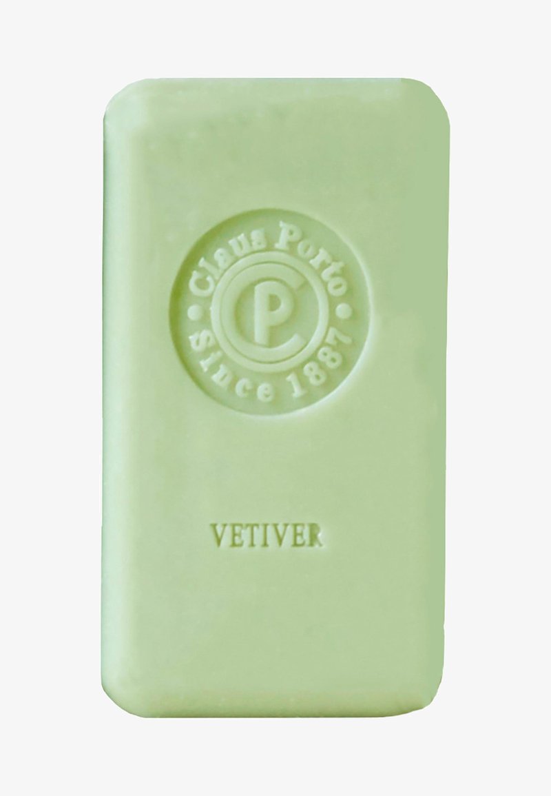 Grüne rechteckige Seife mit glatter Oberfläche, geprägt mit "Claus Porto," "Seit 1887" und "VETIVER" am unteren Rand.