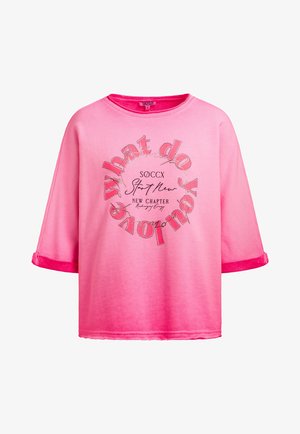 Leuchtend pinkes Kurzarmshirt mit kreisförmigem Schriftzug "What do you love" und kleinerem Text "SOCCX Start New New Chapter" auf der Vorderseite.