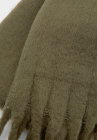 Gants en laine vert olive avec une texture douce et pelucheuse. Comprend cinq doigts et des coutures visibles le long des bords.