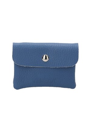 Blauwe leren kaarthouder met een gestructureerd oppervlak, ronde hoeken en een drukknoopsluiting. Voorzien van een reliëflogo aan de voorkant.