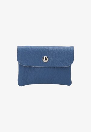 Blauwe leren kaarthouder met een gestructureerd oppervlak, ronde hoeken en een drukknoopsluiting. Voorzien van een reliëflogo aan de voorkant.