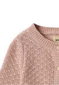 Pletený cardigan v světle růžové barvě s texturovaným vzorem, žebrovaným límcem a manžetami, s malými knoflíky podél přední strany.