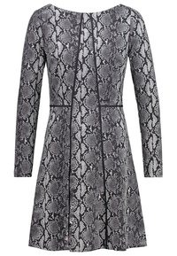 Robe à manches longues longueur genou avec motif peau de serpent gris et noir et détails de coutures verticales sur fond blanc.