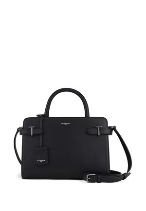 Borsa a mano in pelle nera con design strutturato, doppi manici superiori, tracolla regolabile e dettagli in metallo piatto. Include un'etichetta per bagagli.
