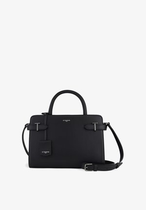 Borsa a mano in pelle nera con design strutturato, doppi manici superiori, tracolla regolabile e dettagli in metallo piatto. Include un'etichetta per bagagli.