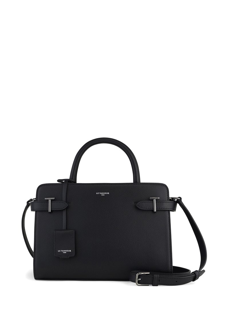 Borsa a mano in pelle nera con design strutturato, doppi manici superiori, tracolla regolabile e dettagli in metallo piatto. Include un'etichetta per bagagli.