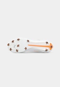 Semelle de chaussure de sport blanche avec des crampons moulés, des accents oranges et une surface texturée pour une meilleure adhérence.