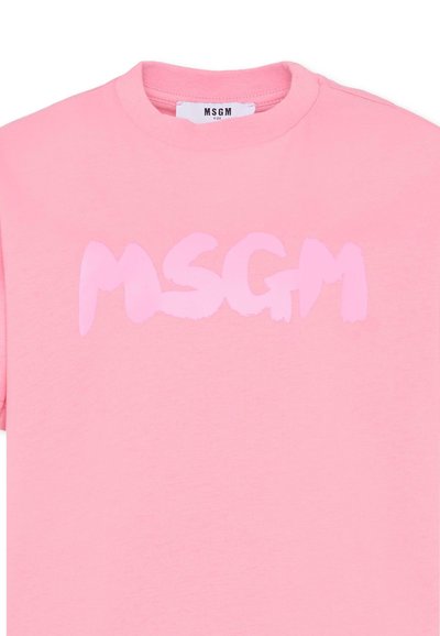 T-shirt di cotone rosa con un grande logo "MSGM" dipinto di un rosa leggermente più chiaro. Design classico a girocollo, maniche corte, texture liscia.