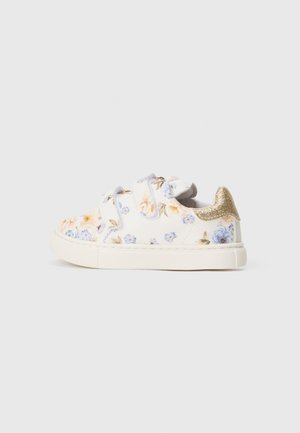 Zapatillas de lona blancas con un estampado floral en azul claro y melocotón, con detalles dorados brillantes en el talón y correas de velcro.