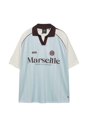 Világoskék és fehér rövid ujjú sportmez fekete gallérral, elöl "Marseille" felirattal, jelvényekkel és az "Ensemble, rien n'est impossible" szlogennel.