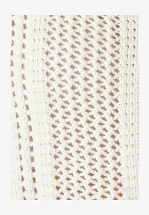 Tejido blanco de punto con patrones repetitivos de rombos calados y costillas que crean rayas verticales texturizadas.