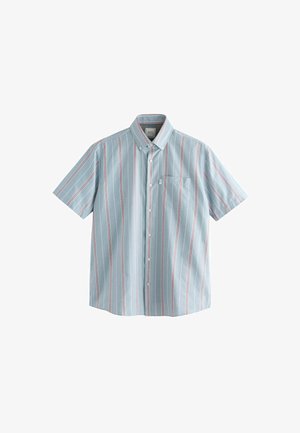 Camicia a maniche corte in tessuto azzurro chiaro con righe verticali rosse e bianche. Presenta un colletto con bottoni e una tasca frontale.
