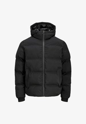 Fekete steppelt dzseki kapucnival, elülső cipzárral, bordázott ujjaival és sima textúrájával. Nincsenek látható logók vagy minták.