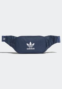 Tmavě modrá ledvinka s texturovanou látkou, která má dvě zipové kapsy a bílé logo Adidas na přední straně.