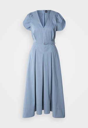 Svetlomodré šaty po kolená s výstrihom do V, nadýchanými rukávmi, plisovanou sukňou a látkovým opaskom so striebornou prackou. Vyrobené z mäkkého materiálu.