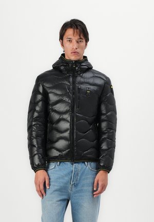 Veste doudoune noire avec capuche, en matériau brillant, ornée de motifs en forme de poire matelassés, fermeture éclair et poche poitrine avec détails de logo.