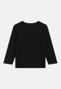 Čierne tričko s dlhým rukávom a okrúhlym výstrihom, položené natiahnuté, zobrazuje zadnú stranu na bielom pozadí.