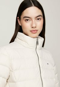 Tommy Jeans ESSENTIAL HOODED  - Páperový kabát - newsprint