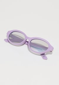 Gafas de sol moradas con lentes ovalados, un marco de plástico audaz y lentes tintados con un ligero degradado. Acentos notables en las patillas.
