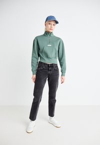 Levi's® LSEGRAPHIC SARA 1/4 ZIP - Sudadera - dark forest