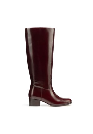 Bottes hauteur genou en cuir bordeaux avec un bout arrondi et un petit talon empilé. Texture lisse avec une finition élégante et brillante.