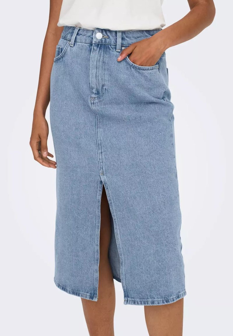 Jupe en denim bleu clair avec une fente avant, fermeture à boutons et poches, présentant une silhouette droite et une longueur au genou.