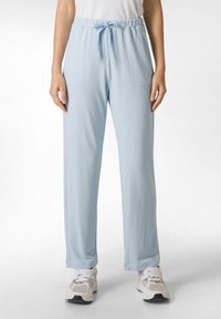 Lichtblauwe, ontspannen fit broek met een elastische tailleband en trekkoord, voorzien van twee voorzakken en een gladde, zachte textuur.