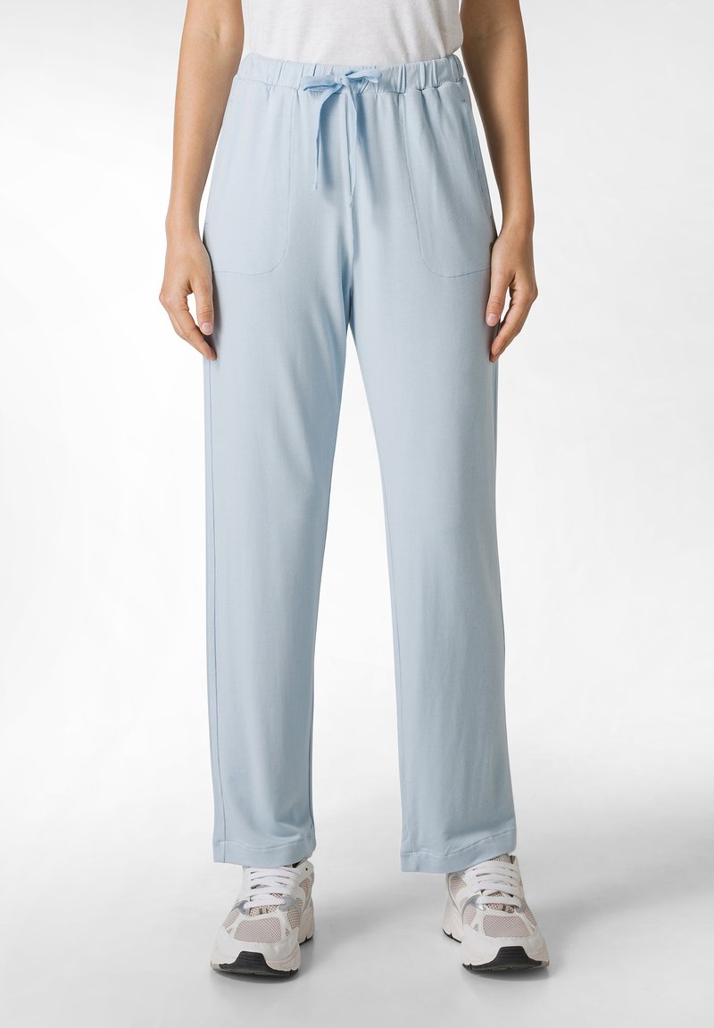 Lichtblauwe, ontspannen fit broek met een elastische tailleband en trekkoord, voorzien van twee voorzakken en een gladde, zachte textuur.