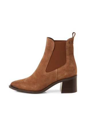 Brun ruskind ankle boot med elastiske sidepaneler, blokhæl, trækstrop og spids tå.