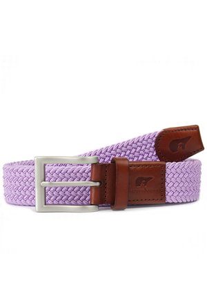 Ceinture en tissu tressé lilas avec boucle rectangulaire argentée et détails en cuir marron embossés avec un logo d’ours.