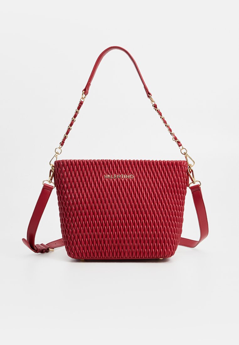 Rote Handtasche mit strukturiertem, gestepptem Design, versehen mit einem goldenen Logo und zwei Tragegriffen, einem Kettenriemen und einem verstellbaren Ledergriff.