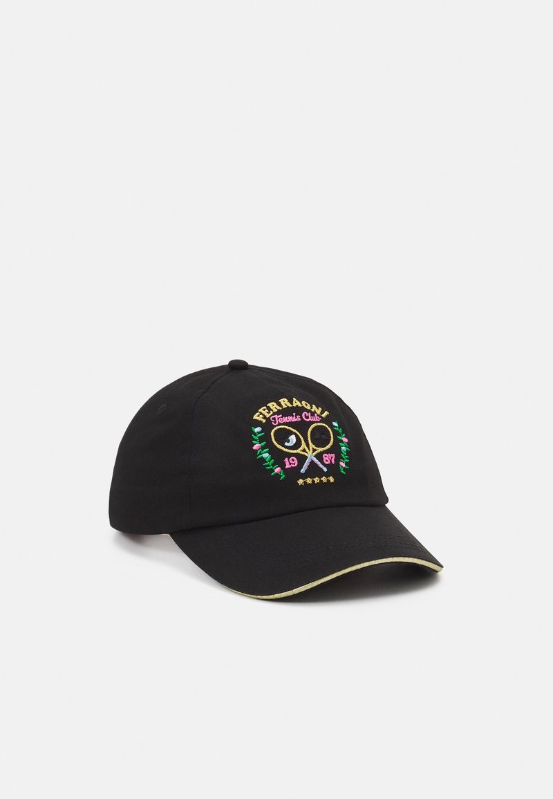 Casquette de baseball noire avec des raquettes de tennis colorées brodées, une balle, des feuilles de laurier, le texte "FERRAGNI Tennis Club 1987" et un liseré jaune sur la visière.